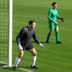 Dua kiper dengan gaya berbeda di lapangan sepak bola