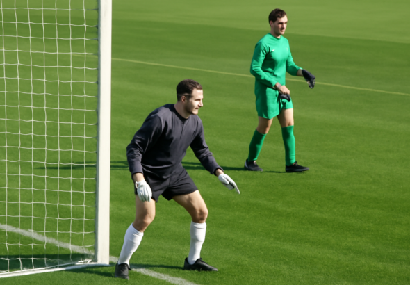Dua kiper dengan gaya berbeda di lapangan sepak bola