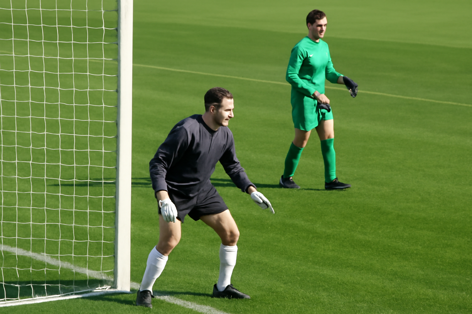 Dua kiper dengan gaya berbeda di lapangan sepak bola